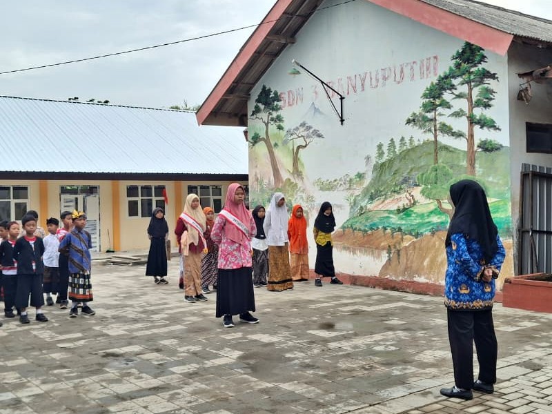 Upacara Memperingati Hari Pahlawan